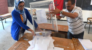 Deux responsables d’un bureau de vote procèdent au dépouillement, à Rabat, le 4 septembre 2015, lors des élections.