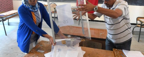 Deux responsables d’un bureau de vote procèdent au dépouillement, à Rabat, le 4 septembre 2015, lors des élections.
