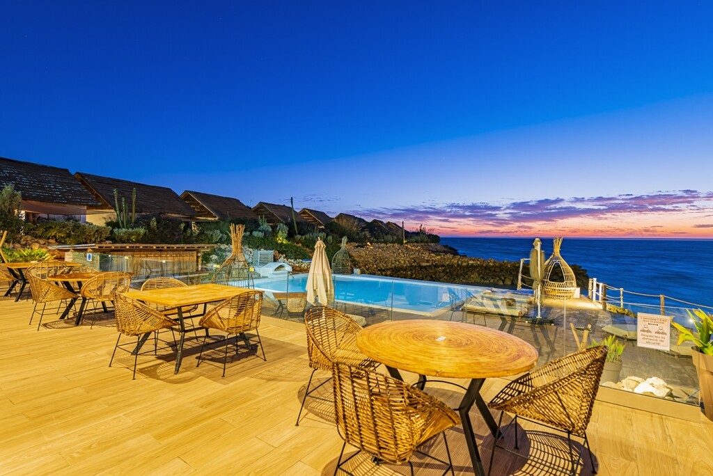 Terrasse et piscine d'un hôtel à Dakhla.