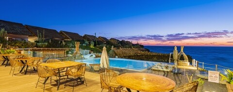 Terrasse et piscine d'un hôtel à Dakhla.