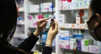 Une pharmacienne manipulant un flacon de médicament (photo d'illustration).