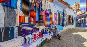 Une boutique de produits d'artisanat textile à Chefchaouen.