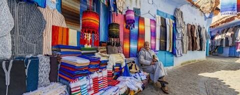 Une boutique de produits d'artisanat textile à Chefchaouen.