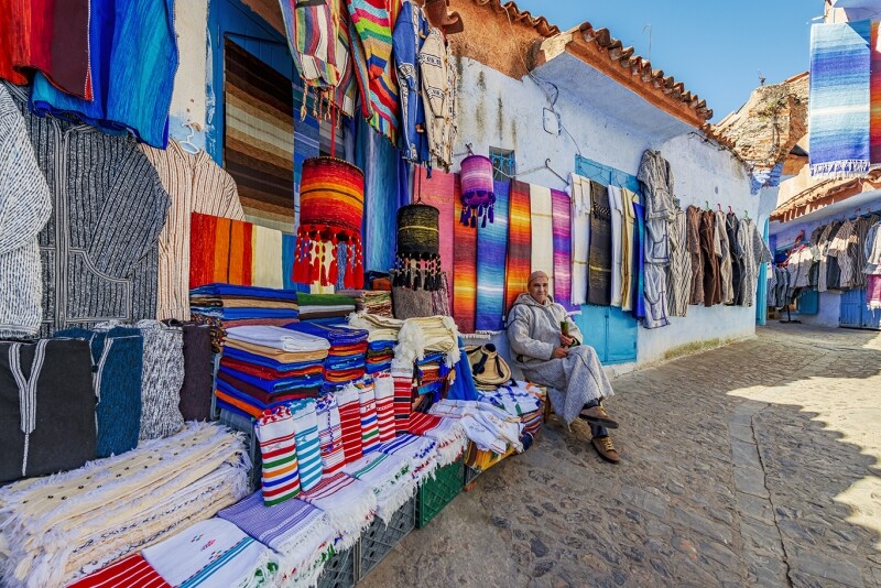 Une boutique de produits d'artisanat textile à Chefchaouen.
