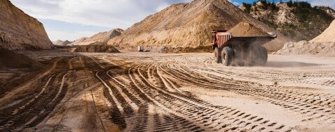 Tombereau, camion benne, sur site d'extraction des mines de phosphates de Khouribga. Mines de phosphates de Khouribga, secteur Sidi-Chennane, OCP, Office Chérifien des Phosphates, Maroc. Crédit