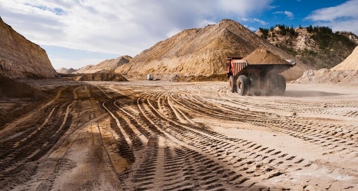 Tombereau, camion benne, sur site d'extraction des mines de phosphates de Khouribga. Mines de phosphates de Khouribga, secteur Sidi-Chennane, OCP, Office Chérifien des Phosphates, Maroc. Crédit