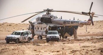 Un hélicoptère de la Minurso au Sahara.