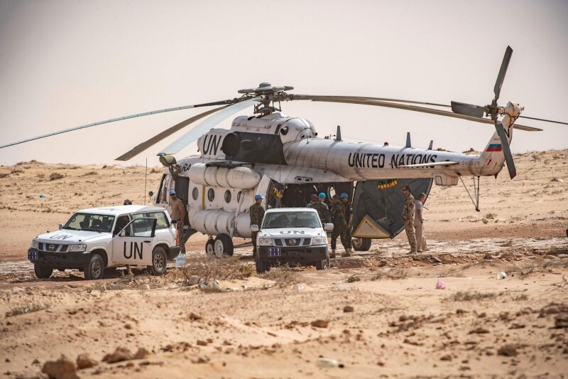 Un hélicoptère de la Minurso au Sahara.