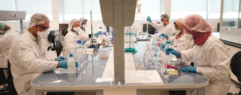 Dans l'usine Smart Factory du laboratoire pharmaceutique marocain Pharma 5.