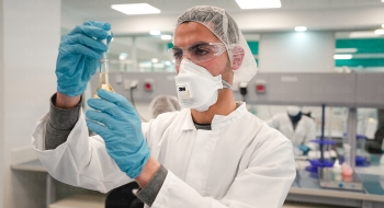 Un préparateur dans un laboratoire pharmaceuti