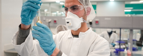 Un préparateur dans un laboratoire pharmaceuti