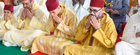 Le roi Mohammed VI accomplissant la prière de Aïd Al-Fitr à la mosquée Al Mohammadi à Casablanca.