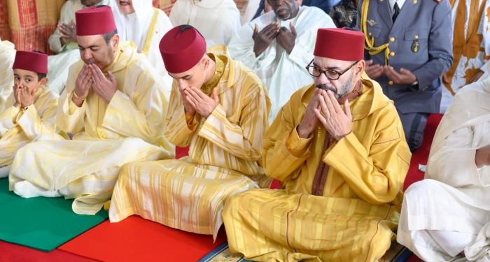 Le roi Mohammed VI accomplissant la prière de Aïd Al-Fitr à la mosquée Al Mohammadi à Casablanca.