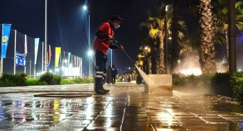 Un agent de propreté assurant le nettoyage d'un espace public à Casablanca.