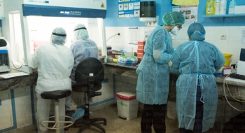 Des soignants dans un hôpital au Maric. Crédit : Seif Kousmate /Le Desk