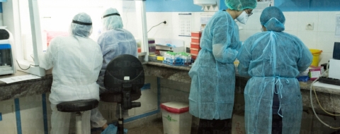 Des soignants dans un hôpital au Maric. Crédit : Seif Kousmate /Le Desk