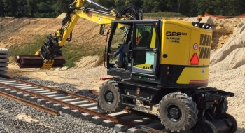 Une nacelle rail-route à l’œuvre sur une voie de chemin de fer. Crédit : DR