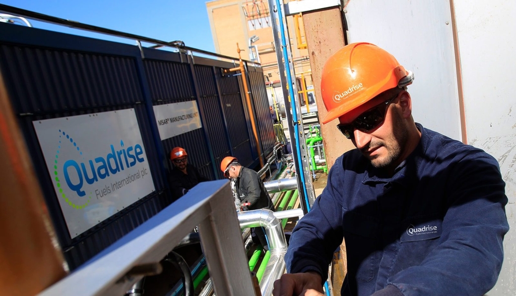 Un ingénieur de Quadrise, spécialise du biocarburant. Crédit: Quadrise Plc