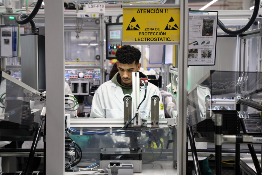 Un opérateur dans une usine d'équipement automobile à Tanger.