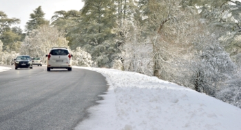 Une route de montagne enneigée à Ifrane. Crédit : MAP