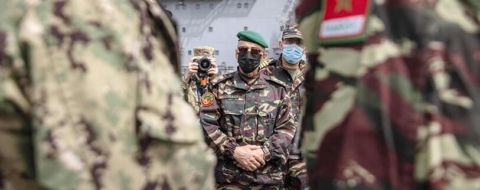 es officiers marocains lors d'un exercice militaire.