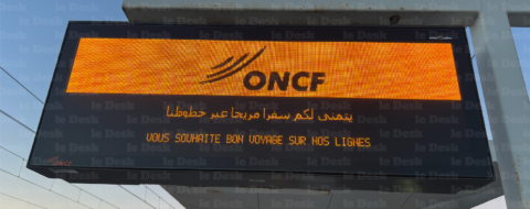 Un panneau d'information dans une gare ferroviaire ONCF.