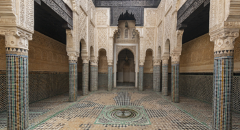 Patio de la médersa mérinide, faïences et zelliges posés par des artisans parmi les meilleurs de leurs générations, alliage maroco-andalous pour un raffinement typiquement salétin. Crédit: Oussama Rhaleb / Le Desk