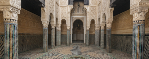 Patio de la médersa mérinide, faïences et zelliges posés par des artisans parmi les meilleurs de leurs générations, alliage maroco-andalous pour un raffinement typiquement salétin. Crédit: Oussama Rhaleb / Le Desk
