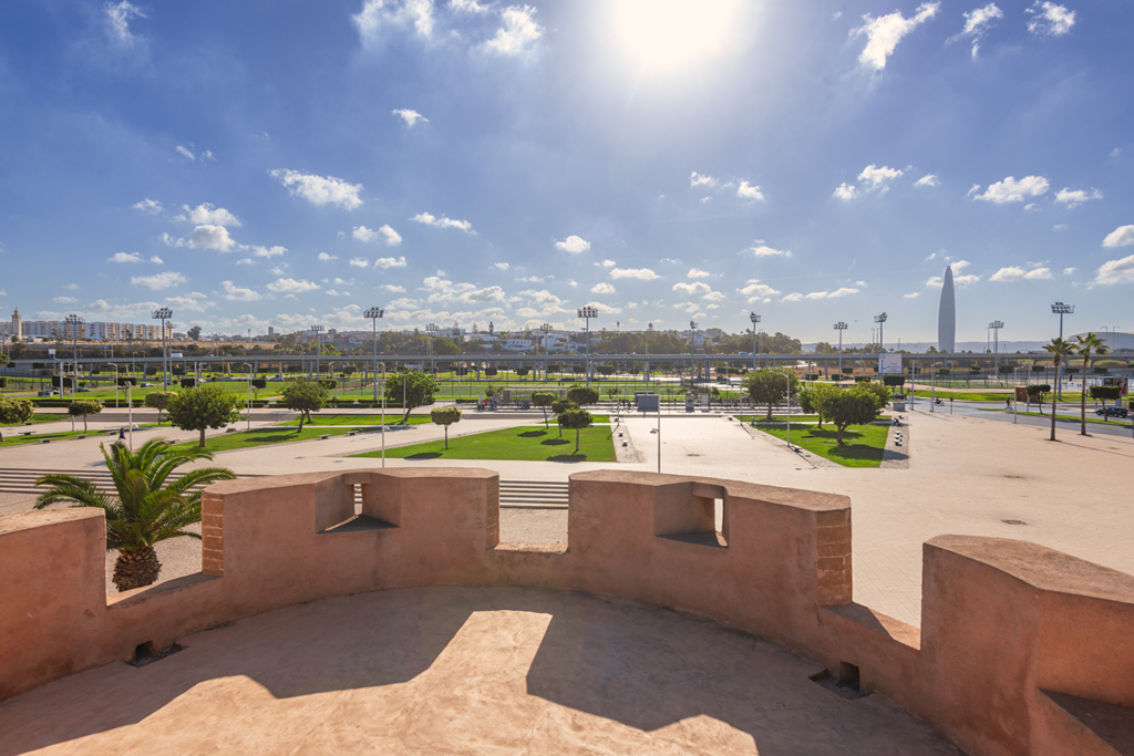 Du haut de ses remparts millénaire, Salé contemple sa version moderne symbolisée aujourd’hui par la Tour Mohammed VI, une des plus hautes du continent. Crédit: Oussama Rhaleb/ Le Desk