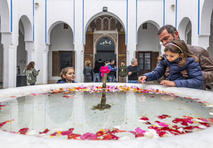 Pétales de fleurs sur l’eau suffisent à enchanter petits et grands à Marrakech. Crédit: Oussama Rhaleb / Le Desk