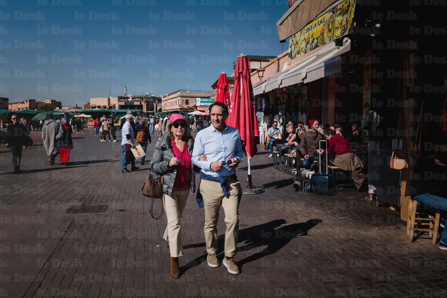 Deux touristes étrangers à Jemaâ El Fna, à Marrakech.