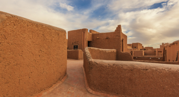 Sur les toits du Ksar d’El Khorbat, un dédale de ruelles en lévitation. Crédit: Oussama Rhaleb / Le Desk