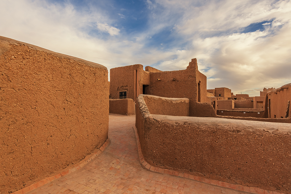 Sur les toits du Ksar d’El Khorbat, un dédale de ruelles en lévitation. Crédit: Oussama Rhaleb / Le Desk