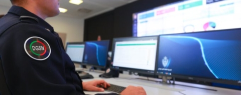 Dans le centre de contrôle de la plateforme E-Blagh. Crédit : DGSN