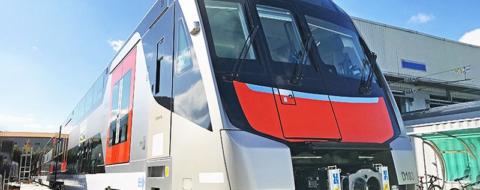 Un modèle de train électrique à deux étages fabriqué par Hyundai Rotem.