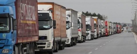 Des camions immobilisés sur la route lors de la grève des transporteurs