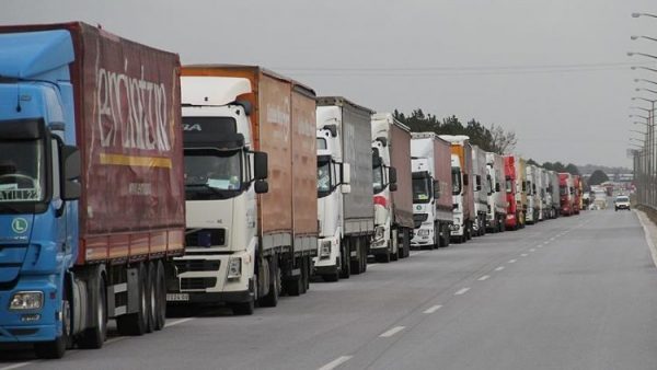 Des camions immobilisés sur la route lors de la grève des transporteurs