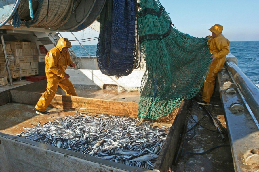 Des pêcheurs sur un chalutier russe.