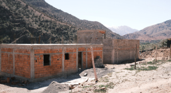 Des habitants à Tinmel n'ont pas hésiter à se tourner vers les briques et bétons pour reconstruire leurs maisons. Crédit : Soufiane Sbiti / Le Desk