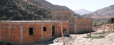 Des habitants à Tinmel n'ont pas hésiter à se tourner vers les briques et bétons pour reconstruire leurs maisons. Crédit : Soufiane Sbiti / Le Desk