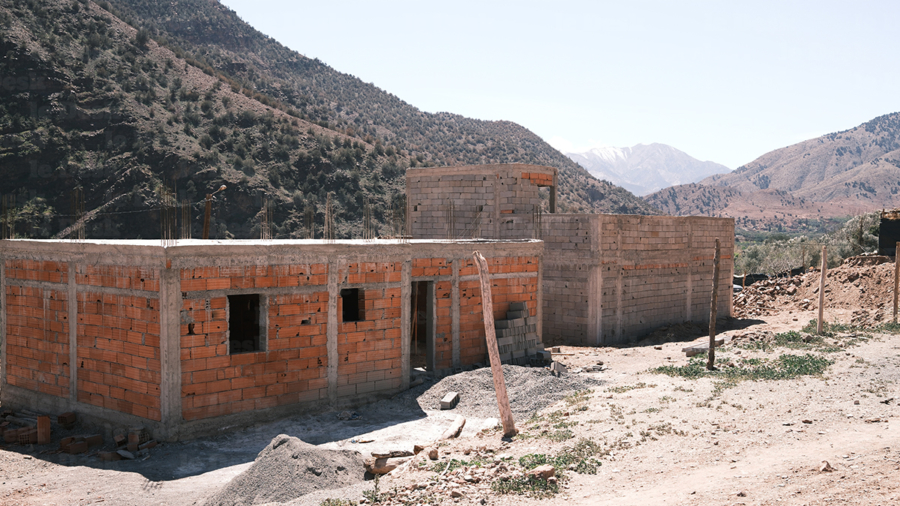 Des habitants à Tinmel n'ont pas hésiter à se tourner vers les briques et bétons pour reconstruire leurs maisons. Crédit : Soufiane Sbiti / Le Desk