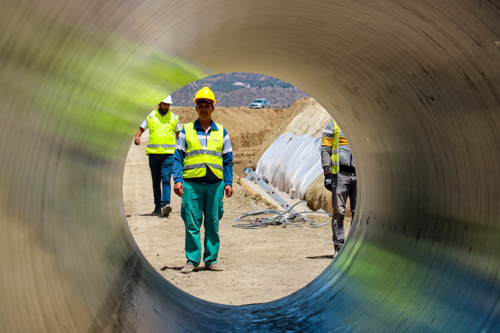 Le chantier des travaux d'interconnexion entre les barrages Oued El Makhazine et Dar Khrofa, en 2024.