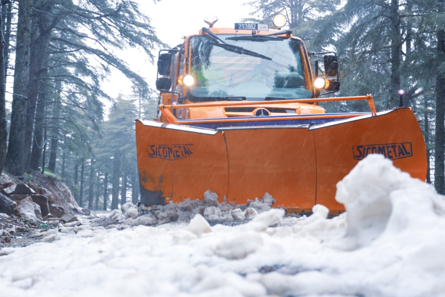 Un chasse-neige en action sur la route Bab Berred-Issaguen, dans le Haut Atlas.