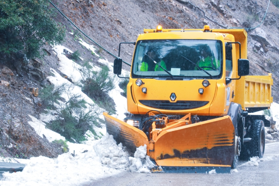 Un chasse-neige à l'oeuvre sur une route dans le Haut Atlas.