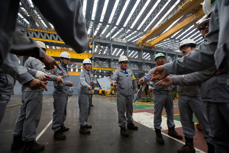 Briefing matinal au chantier naval de Hyundai Heavy Industries Co. à Ulsan, en Corée du Sud.