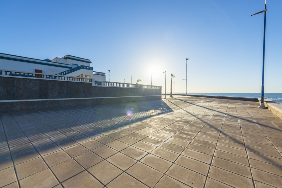 La corniche aménagée de Tan-Tan Plage, promontoire idéal pour observer le coucher du soleil. Crédit : Oussama Rhaleb / Le Desk