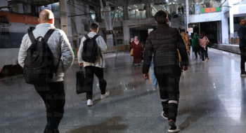 Des voyageurs dans la gare ferroviaire Rabat Ville.