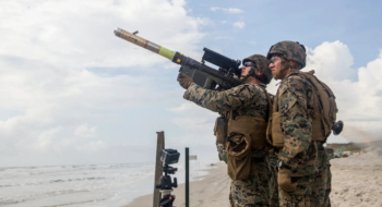 Un Marine américain tire un missile FIM-92 Stinger lors d'un exercice de tir réel.