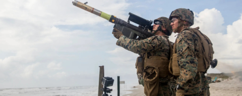 Un Marine américain tire un missile FIM-92 Stinger lors d'un exercice de tir réel.