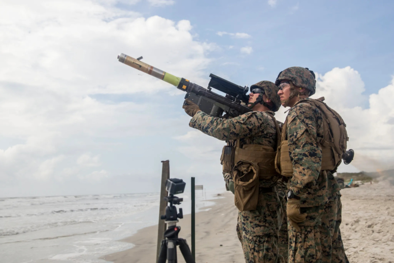 Un Marine américain tire un missile FIM-92 Stinger lors d'un exercice de tir réel.
